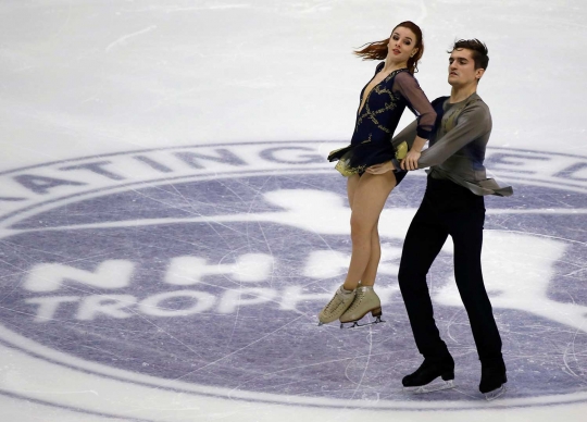 Tarian mesra pasangan atlet di kejuaraan Figure Skating Jepang