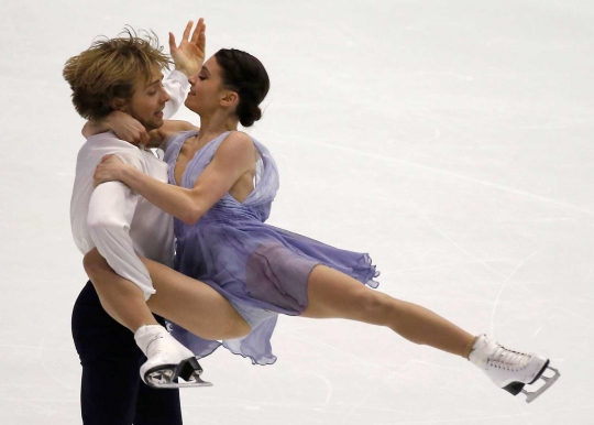 Tarian mesra pasangan atlet di kejuaraan Figure Skating Jepang