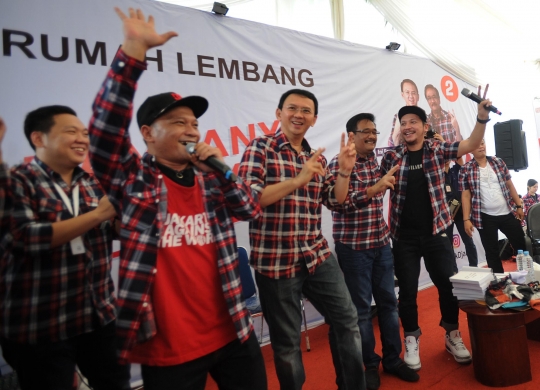 Aksi Ahok-Djarot nge-rap bareng Iwa K dan Gading Marten