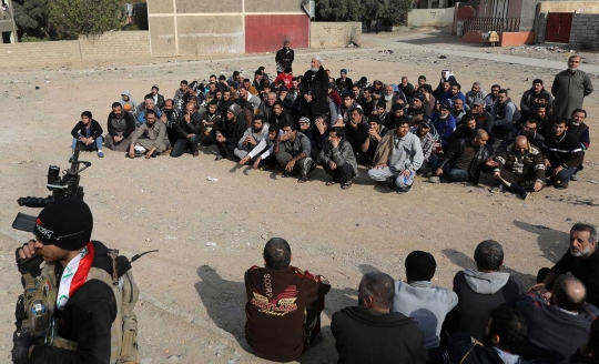 Buru pejuang ISIS, pasukan khusus Irak geledah warga Mosul