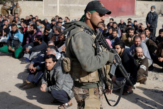 Buru pejuang ISIS, pasukan khusus Irak geledah warga Mosul