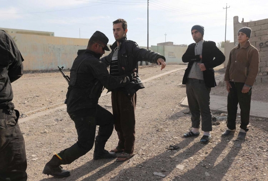 Buru pejuang ISIS, pasukan khusus Irak geledah warga Mosul