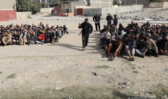 Buru pejuang ISIS, pasukan khusus Irak geledah warga Mosul