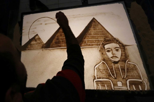 Kreativitas seni mengagumkan melukis dengan pasir
