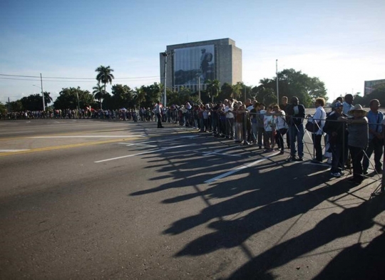 Antrean mengular para pelayat mendiang Fidel Castro di Kuba