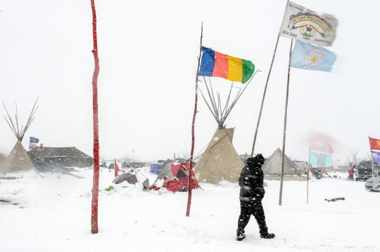 Badai salju terjang kamp demonstran pipa minyak North Dakota