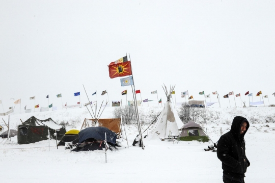 Badai salju terjang kamp demonstran pipa minyak North Dakota