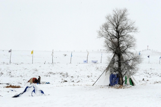 Badai salju terjang kamp demonstran pipa minyak North Dakota