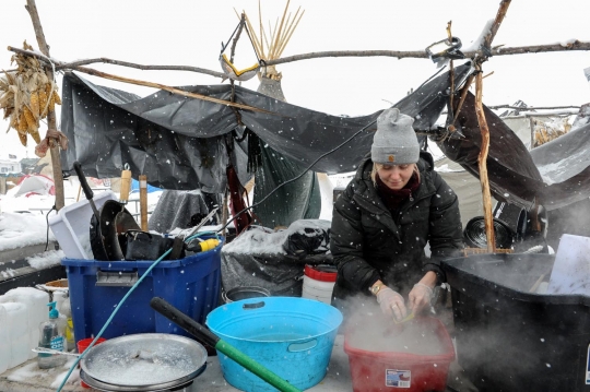 Badai salju terjang kamp demonstran pipa minyak North Dakota