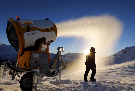 Intip cara resor ski di Swiss membuat hujan salju