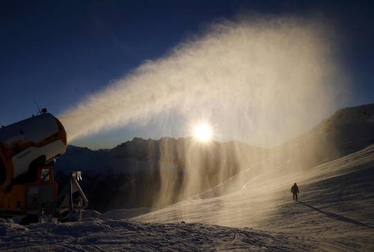 Intip cara resor ski di Swiss membuat hujan salju