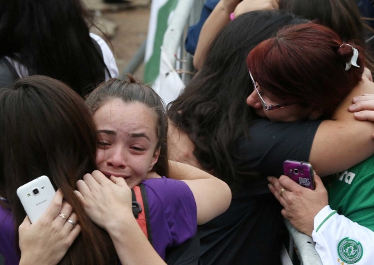 Tangis histeris para fans tim sepak bola Chapecoense di Brasil