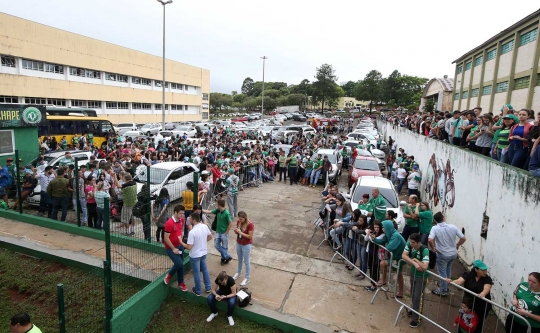 Tangis histeris para fans tim sepak bola Chapecoense di Brasil