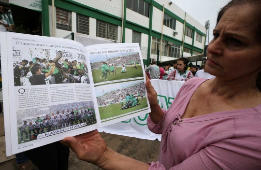 Tangis histeris para fans tim sepak bola Chapecoense di Brasil