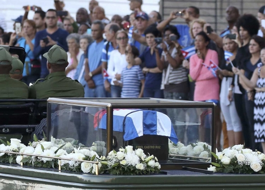 Ribuan warga iringi pemindahan abu jenazah Fidel Castro