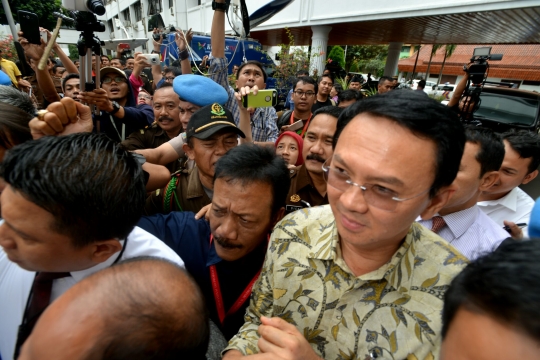 Ekspresi Ahok saat tiba di Kejaksaan Agung