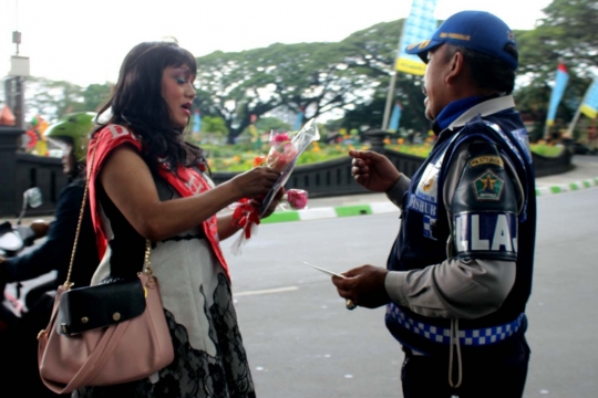 Transgender di Malang bagikan kondom ke warga hingga Wali Kota