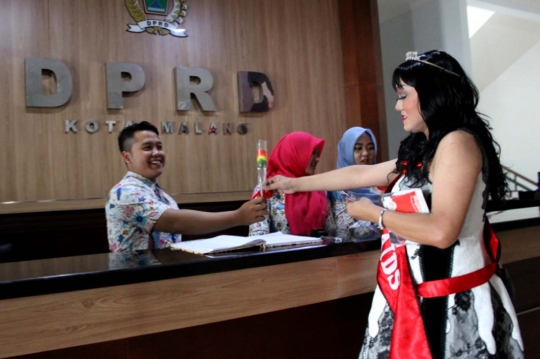 Transgender di Malang bagikan kondom ke warga hingga Wali Kota