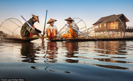 Pakai kaki, uniknya teknik mendayung perahu Suku Intha Myanmar