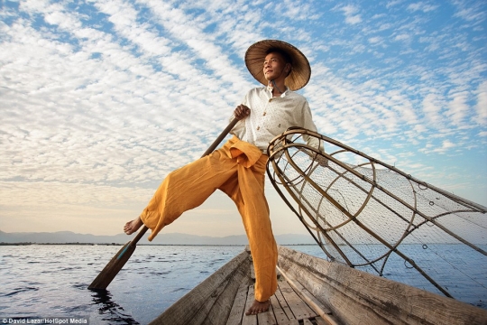 Pakai kaki, uniknya teknik mendayung perahu Suku Intha Myanmar