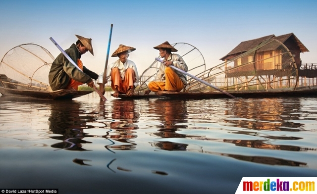 Foto : Pakai kaki, uniknya teknik mendayung perahu Suku 