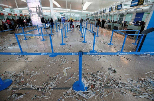 Beginilah aksi protes para petugas kebersihan di bandara Spanyol