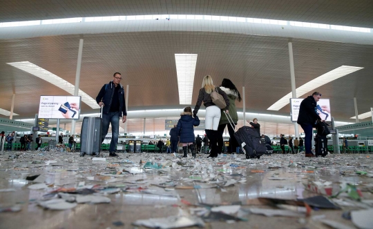 Beginilah aksi protes para petugas kebersihan di bandara Spanyol