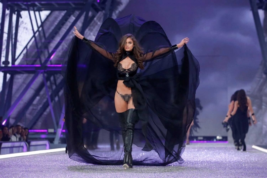 Pose 'bidadari-bidadari' seksi di Victoria's Secret Fashion Show
