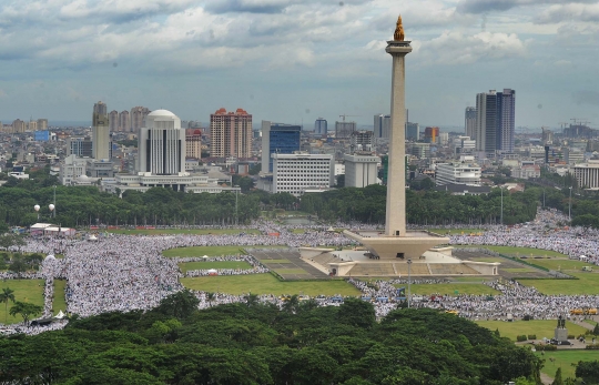 Pandangan udara ratusan ribu pendemo Ahok putihkan Monas