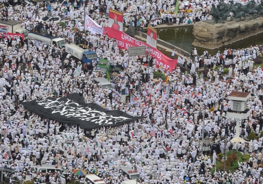 Pandangan udara ratusan ribu pendemo Ahok putihkan Monas