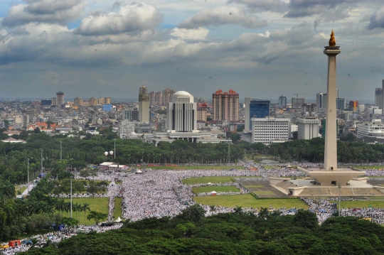 Pandangan udara ratusan ribu pendemo Ahok putihkan Monas