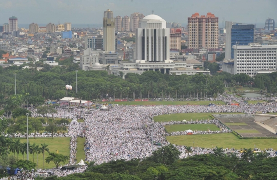 Pandangan udara ratusan ribu pendemo Ahok putihkan Monas