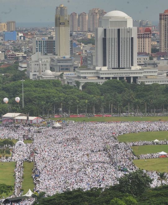 Pandangan udara ratusan ribu pendemo Ahok putihkan Monas