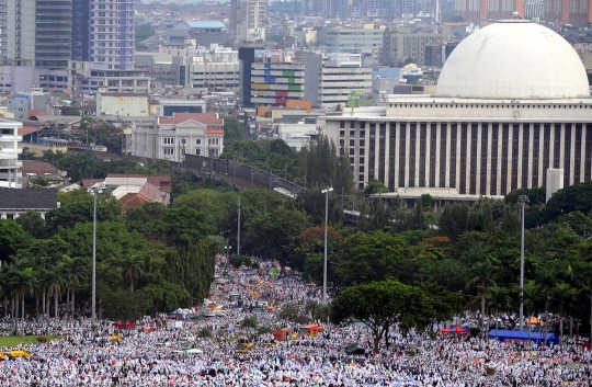 Pandangan udara ratusan ribu pendemo Ahok putihkan Monas