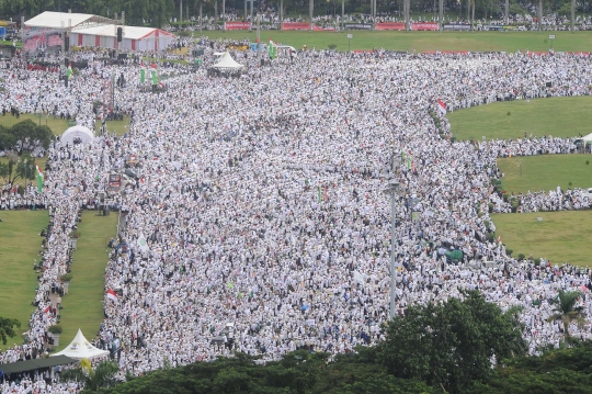 Pandangan udara ratusan ribu pendemo Ahok putihkan Monas