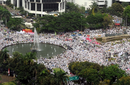 Pandangan udara ratusan ribu pendemo Ahok putihkan Monas