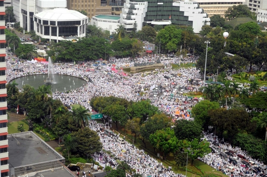 Pandangan udara ratusan ribu pendemo Ahok putihkan Monas