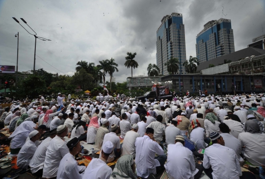 Momen dramatis puluhan ribu umat Islam gelar Jumatan di MH Thamrin