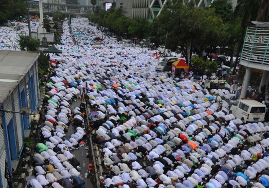 Momen dramatis puluhan ribu umat Islam gelar Jumatan di MH Thamrin