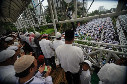 Momen dramatis puluhan ribu umat Islam gelar Jumatan di MH Thamrin