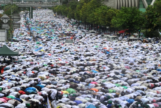 Momen dramatis puluhan ribu umat Islam gelar Jumatan di MH Thamrin