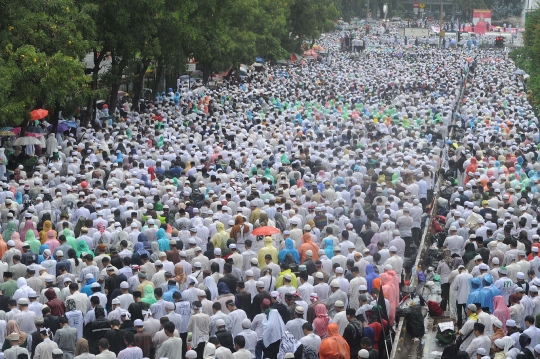 Momen dramatis puluhan ribu umat Islam gelar Jumatan di MH Thamrin