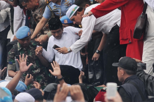 Jokowi laksanakan Salat Jumat bersama massa Aksi Damai 212