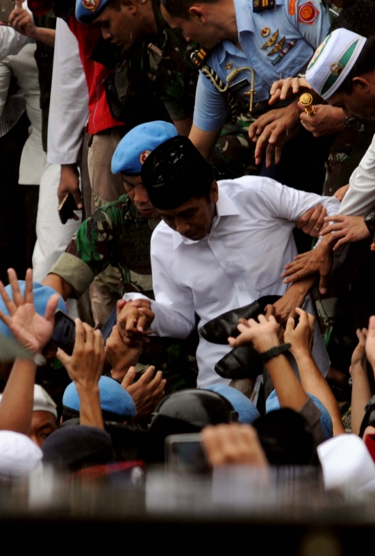 Jokowi laksanakan Salat Jumat bersama massa Aksi Damai 212