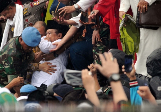 Jokowi laksanakan Salat Jumat bersama massa Aksi Damai 212