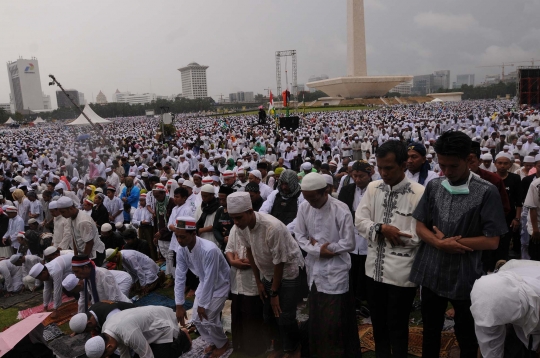 Kekhusyukan massa Aksi Damai 212 gelar Jumatan di tengah hujan