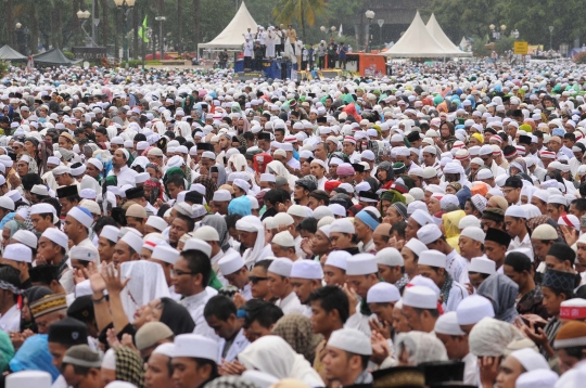 Kekhusyukan massa Aksi Damai 212 gelar Jumatan di tengah hujan