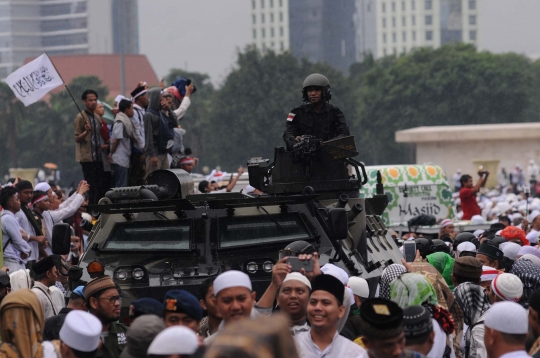 Kekhusyukan massa Aksi Damai 212 gelar Jumatan di tengah hujan