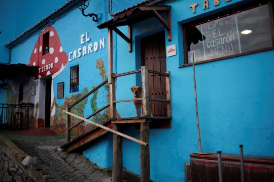 Melihat lebih dekat keunikan desa Smurf di Spanyol