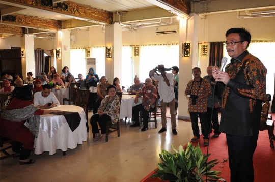 Djarot dan keluarga besar Eyang Djojodigdan kompak salam dua jari